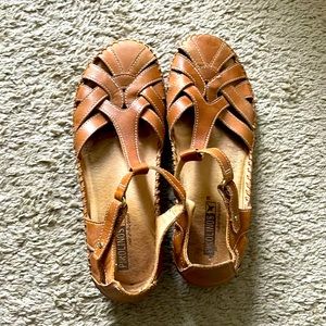 Pikolinos Puerta Valletta sandals in almond